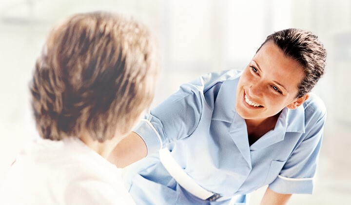Pflegerin spricht mit Patientin Bei Windeldermatitis hilft Multilind Heilsalbe