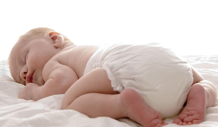 Schlafendes Baby Babyhaut hat keinen ausgereiften Eigenschutz
